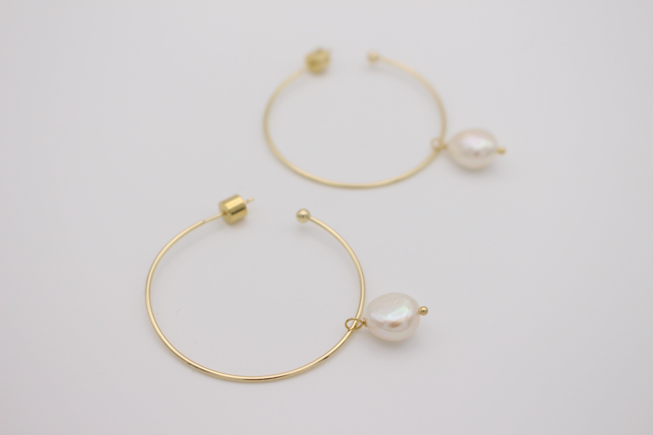 Noémie Pearl Hoop Earrings